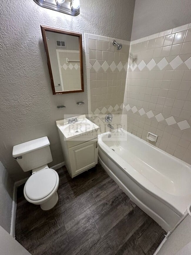Building Photo - 2 bd/1 ba Duplex - 6205 E 152nd Terr #B, Grandview, MO 64030- Fresh interior - Rent $850