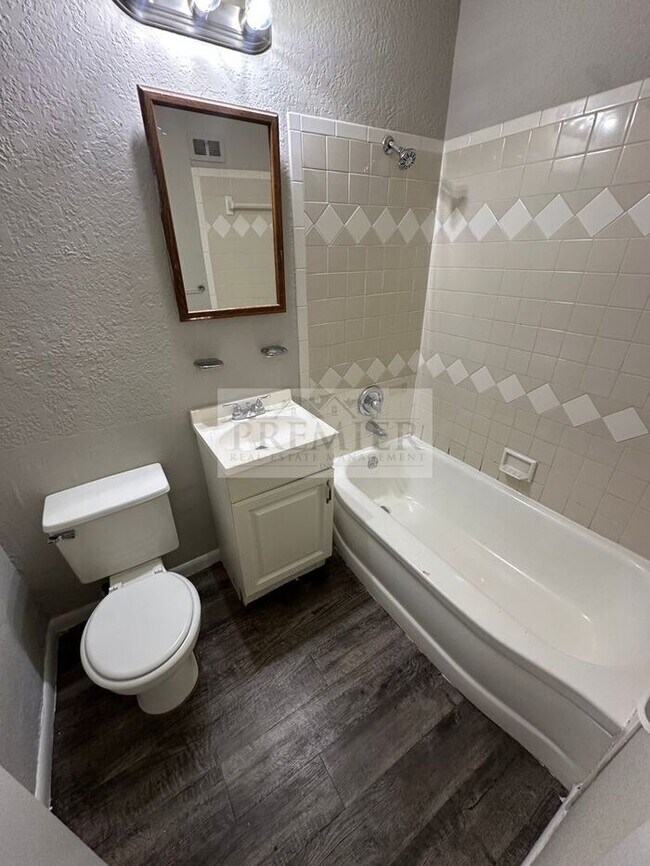 Foto del edificio - 2 bd/1 ba Duplex - 6205 E 152nd Terr #B, Grandview, MO 64030- Fresh interior - Rent $850