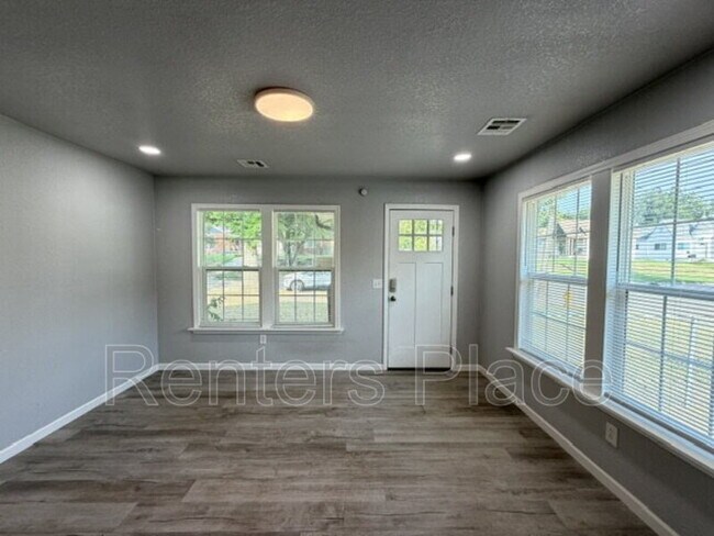 Foto del edificio - 201 S Jamestown Ave