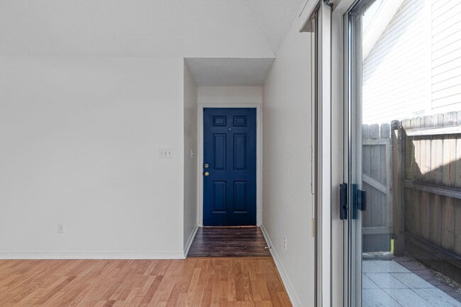 Building Photo - 1721 Colonial Ct