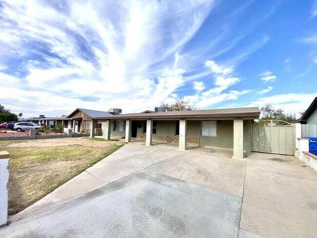 Building Photo - 8820 W Glenrosa Ave