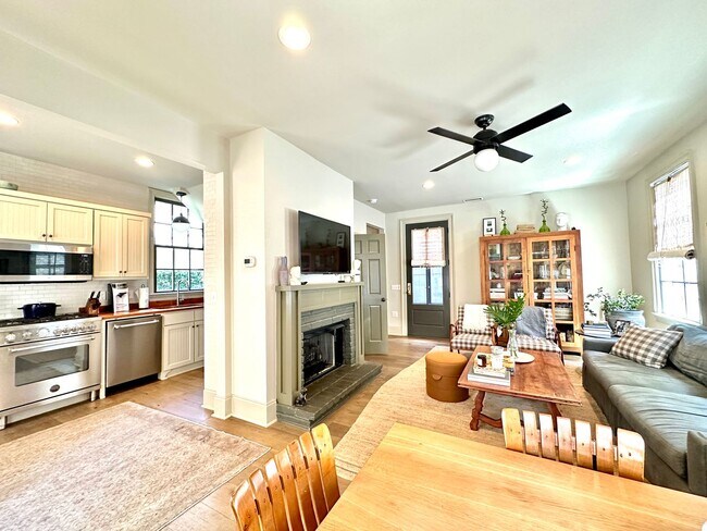 Building Photo - 3 Bedroom 2.5 Bath House in the hip Elliot...