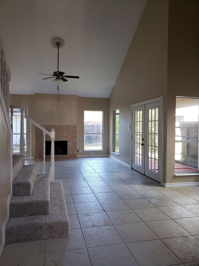Building Photo - 6649 Queensclub Dr