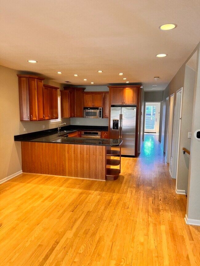 Building Photo - 2020 N Honore St