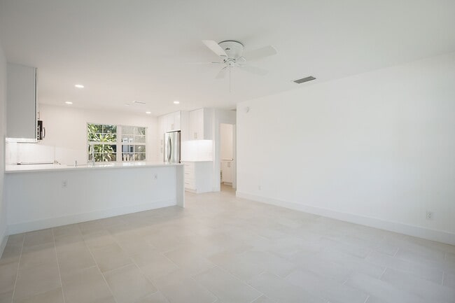 Building Photo - 705 New York St