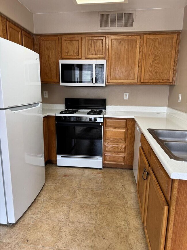 Foto del edificio - BEAUTIFUL SOUTHEAST 2 BEDROOM CONDO