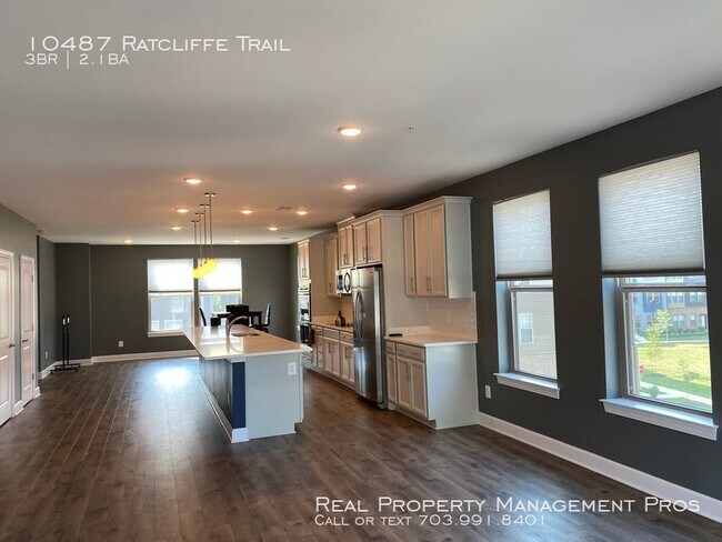 Building Photo - One Car Garage End Unit/Open Floorplan