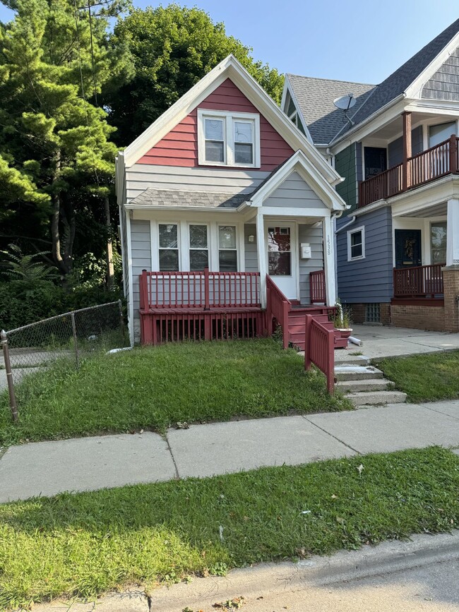 Building Photo - 4 Bedroom/1.5 Bathroom Single Family on Qu...