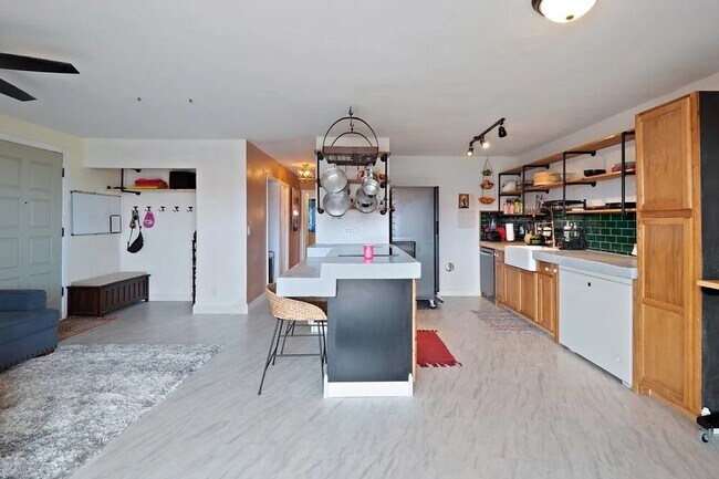 Foto del edificio - 2/2 Beautifully Renovated Furnished Condo ...