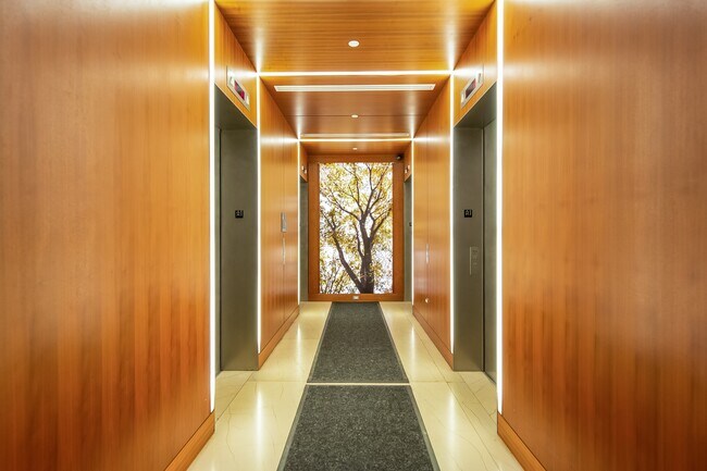 Building Photo - Open layout studio with W/D in unit