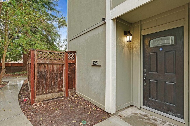 Building Photo - 425 Garden Creek Pl