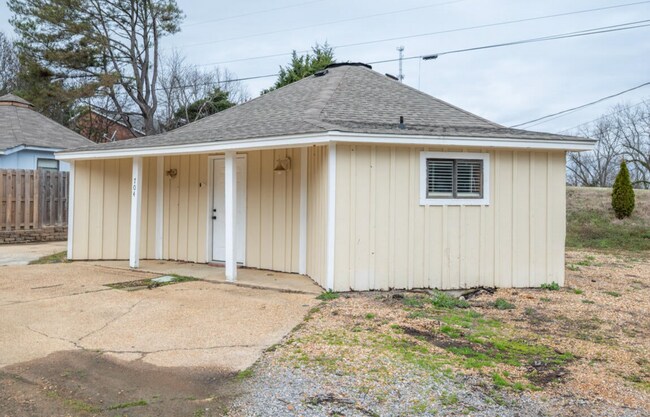 Building Photo - 704 Roundhouse Rd