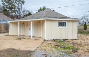 Building Photo - 704 Roundhouse Rd