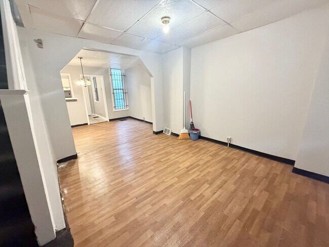 Foto del edificio - 3 Bedroom Home Available Now