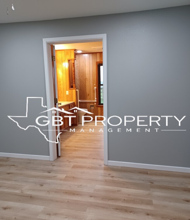 Building Photo - 3 bed 2 bath Single family Home