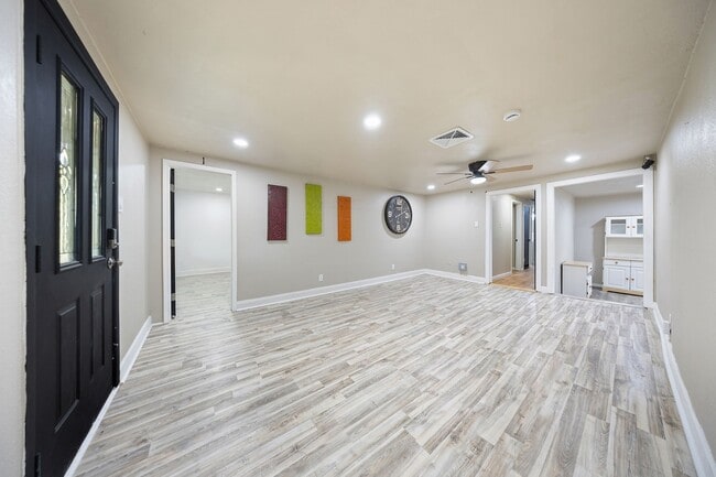 Photo - 809 Burleson St (Grand Prairie, TX) House
