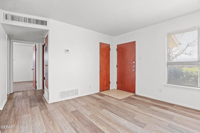 Building Photo - 9532 Waverly Dr