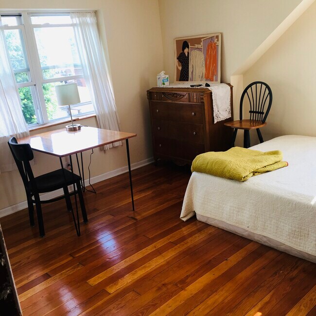 Upstairs bedroom with adjacent guest room connected - 2315 S Leavitt St