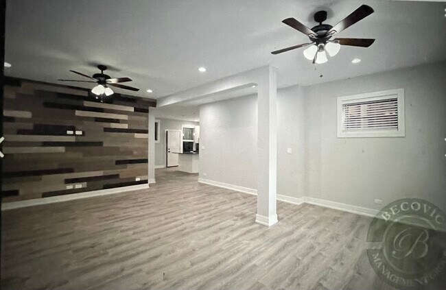 Foto del edificio - 1060 W Glenlake Ave