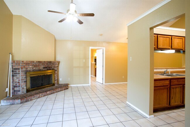 Building Photo - 2 br, 2 bath Duplex - 510 Greenlawn Blvd 1 1