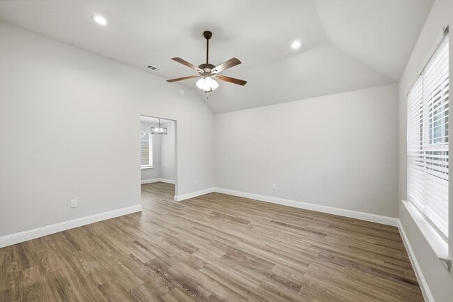 Building Photo - Immaculate 3 Bedroom Home with Stainless Appliances & Modern Finishes Throughout