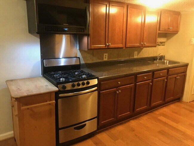 Building Photo - 412 S. Durham St./2 Bed, 1 Bath Townhouse ...