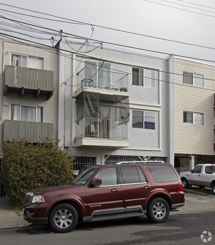 Building Photo - 681 Linden St