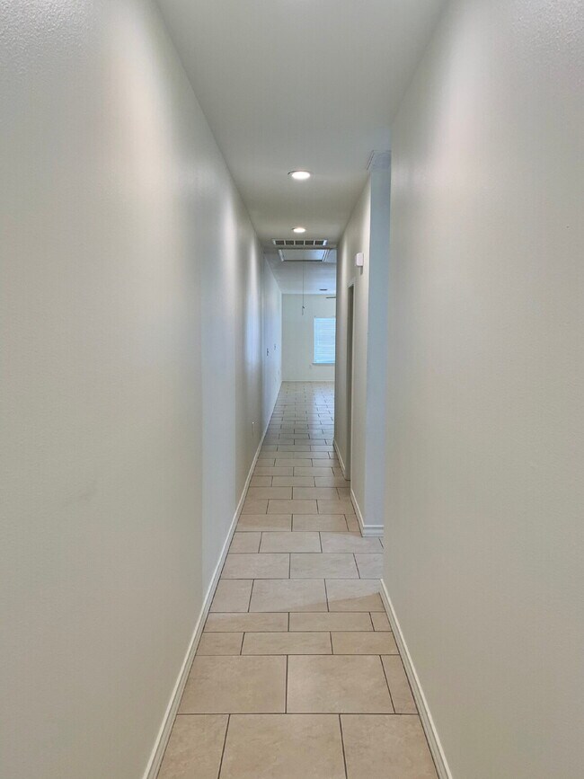 Foto del edificio - Nearly new & spacious duplex close to Tech