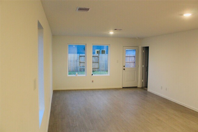 Foto del edificio - 1646 Gardenia Grv Ln