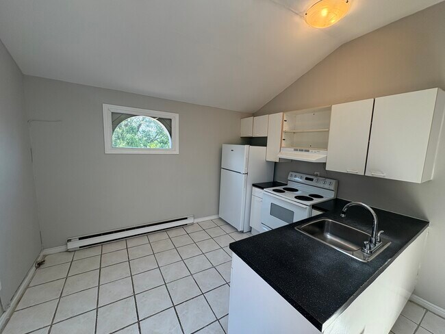 Photo du bâtiment - Spacious Studio in Desirable Durand Includes Parking