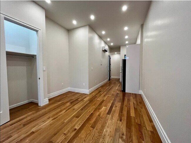 Foto del edificio - 6434 68th Ave