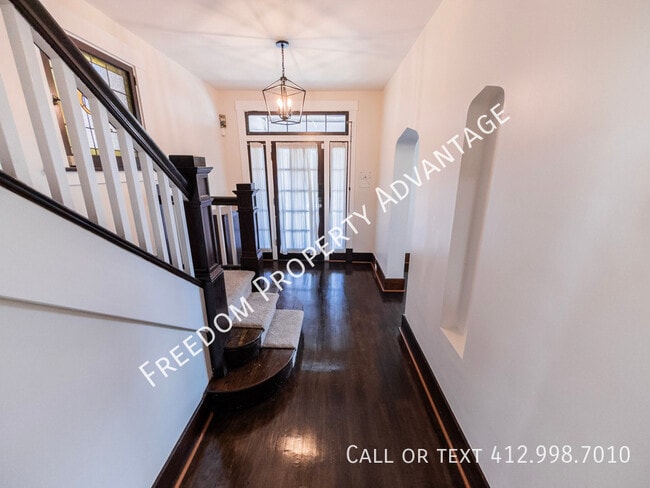 Building Photo - 156 Ormsby Ave