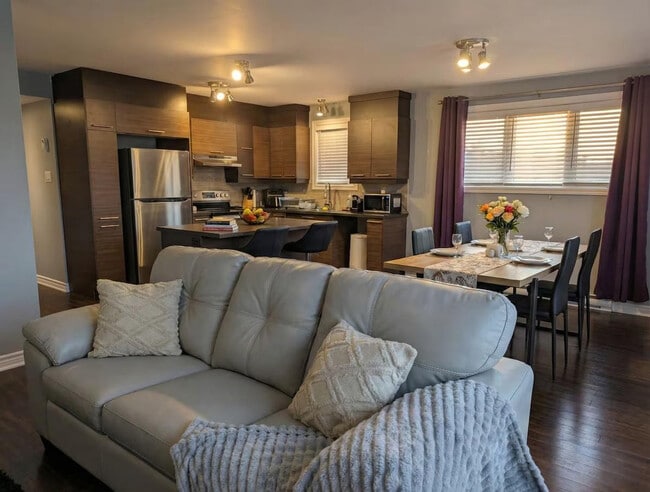 Building Photo - 5055 Chem. du Souvenir