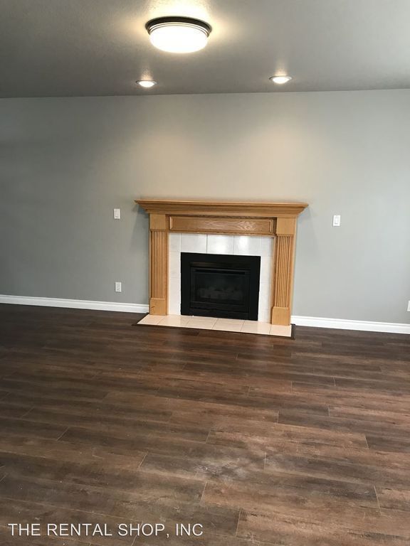 Building Photo - SE Bend 3 Bedroom, 2.5 Bath House, A/C, Gas Heat & Fireplace, Dbl Garage, Fenced Yard