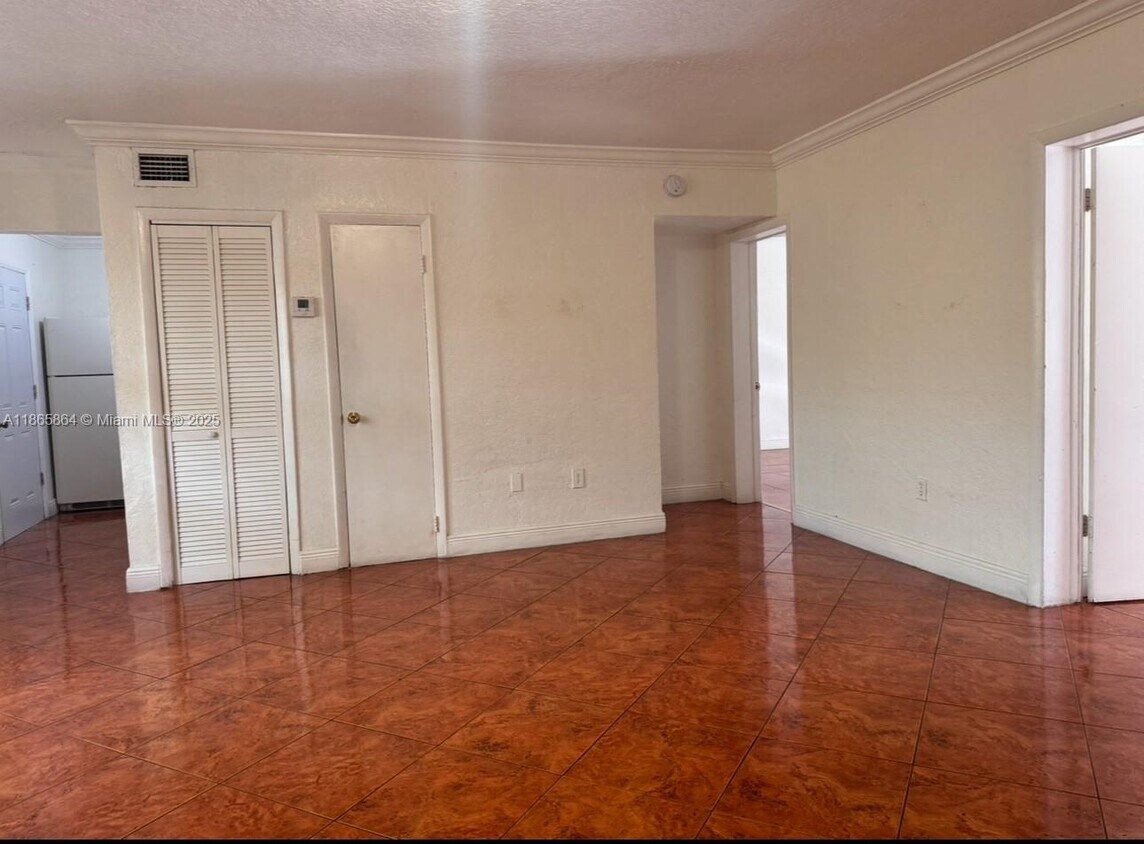 Foto principal - 1230 W 54th St