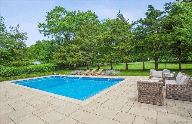 Building Photo - 215 Northfield Rd