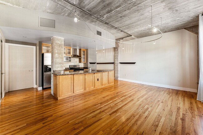 Building Photo - Charming condo with Central AC and Garage ...