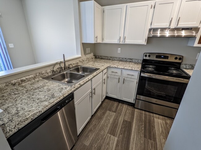 Sloop kitchen - Spinnaker Cove Apartments