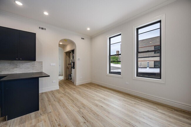 Photo - 1710 W Belmont Ave Apartment