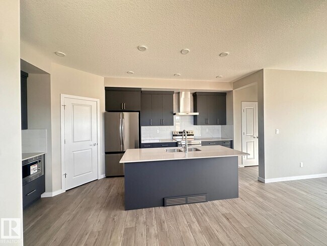 Photo du bâtiment - 8668 Edgemont Link NW