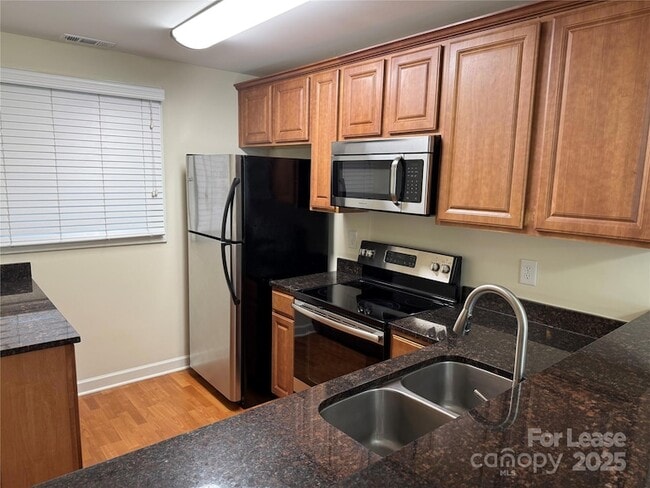 Foto del edificio - 1348 Green Oaks Ln