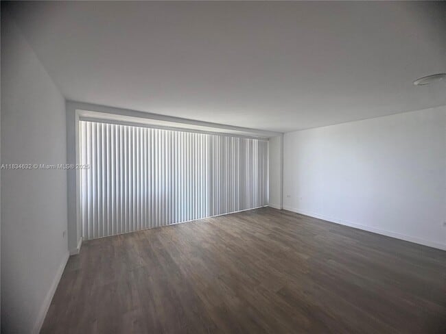 Foto del edificio - 7545 E Treasure Dr