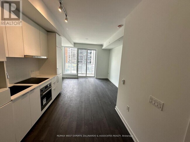 Building Photo - 8 Olympic Gdn Dr