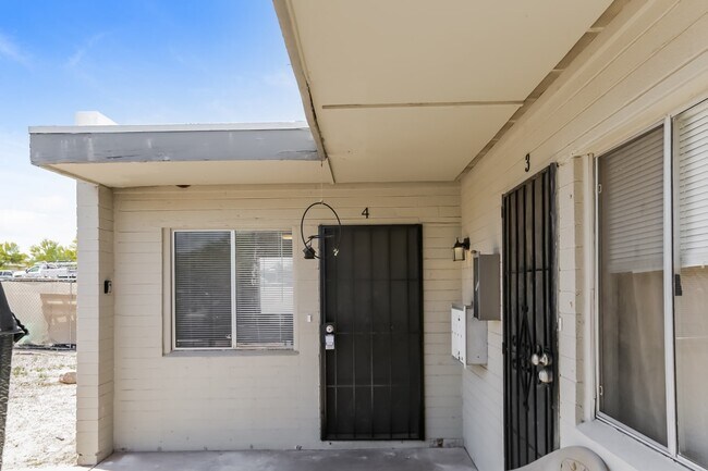 Building Photo - 720 E Siesta Dr Unit 4