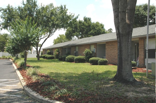 Building Photo - Lakewood Villas