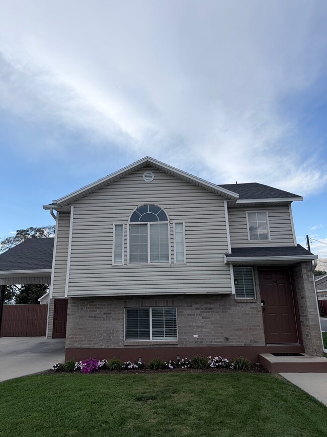 Building Photo - 411 E 400 N