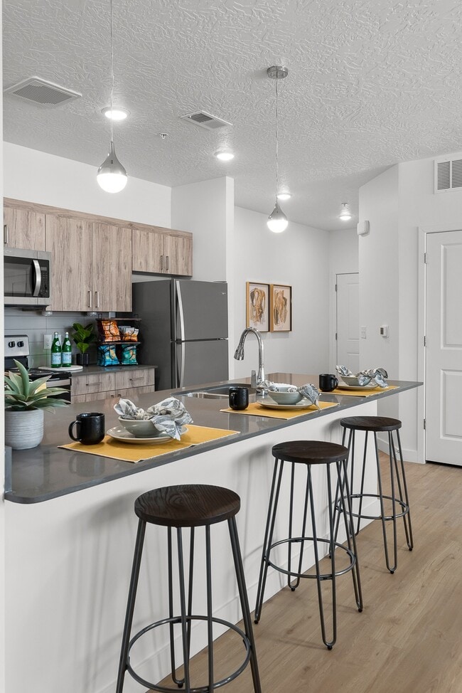 Building Photo - The Henley Apartments