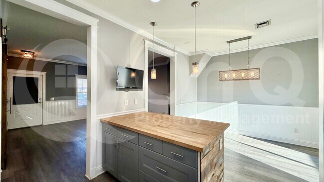 Building Photo - 1970 N Hartford St