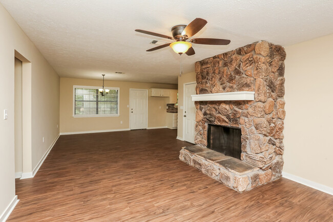 Building Photo - Cozy Three Bedroom with Carport