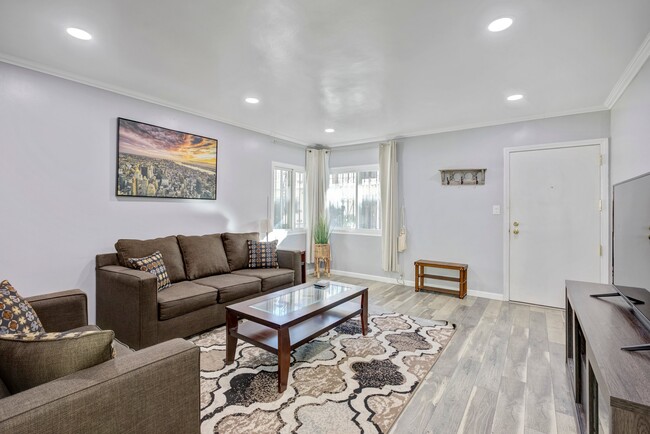 Building Photo - 721 Larch St